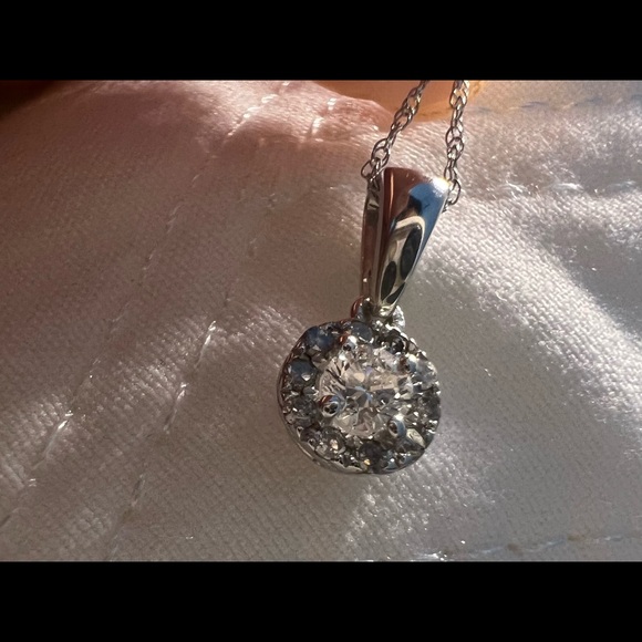 ✨Zales 1/4CT T.W Diamond Round Frame Pendant in 10K White Gold - Picture 8 of 12